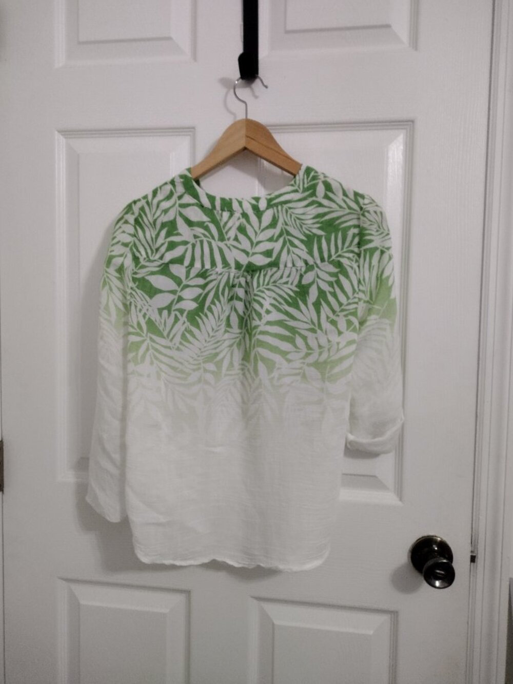 Indigo Rose Tropical Leaf Blouse Medium Green White Roll Tab Sleeve Lightweight - Picture 6 of 6